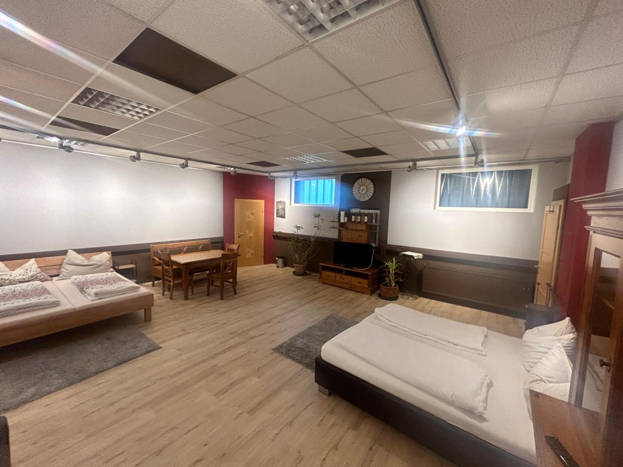 Nous Cafe & Restaurant Hotel Krumnussbaum ภายนอก รูปภาพ